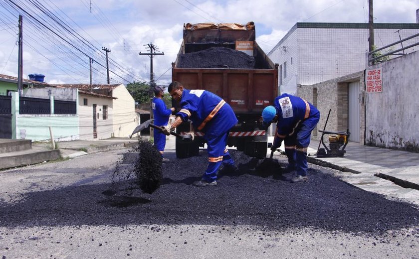Prefeitura aplica 135 toneladas de asfalto em operação tapa-buraco