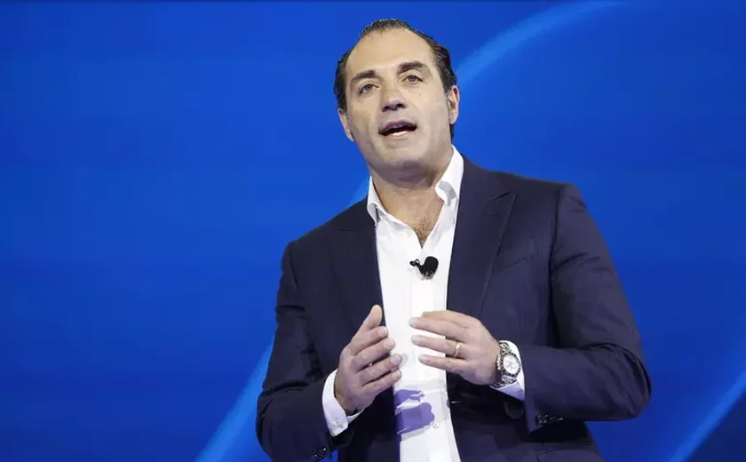 Filosa toma posse como CEO da Stellantis e anuncia equipe