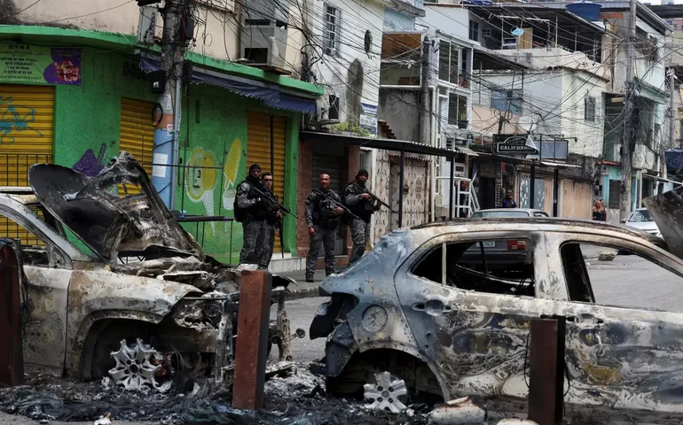 Após megaoperação, empresas e universidades suspendem atividades presenciais no Rio nesta quarta-feira