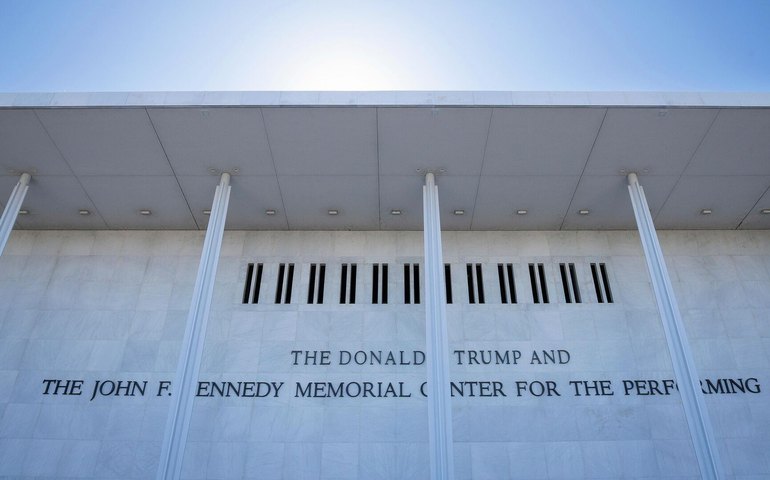 Justiça dos EUA determina retirada do nome de Trump do Kennedy Center