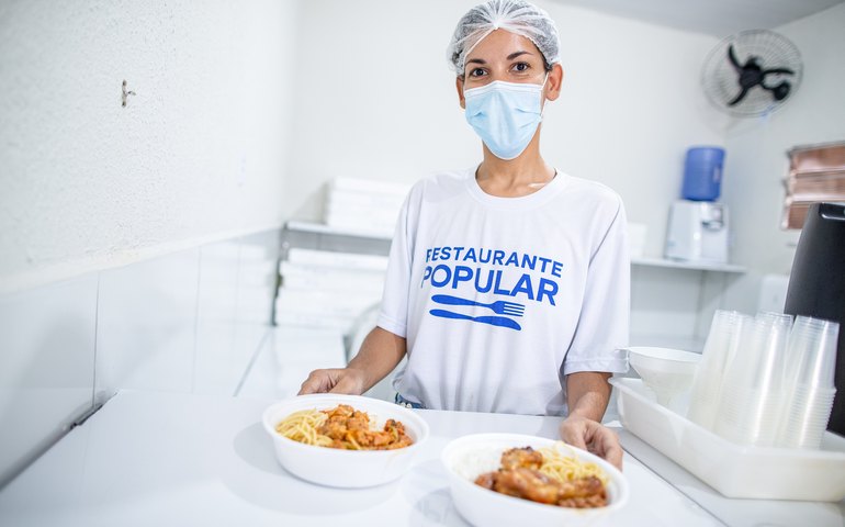 Restaurantes Populares de Maceió servem mais de duas mil refeições por dia para população que mais precisa