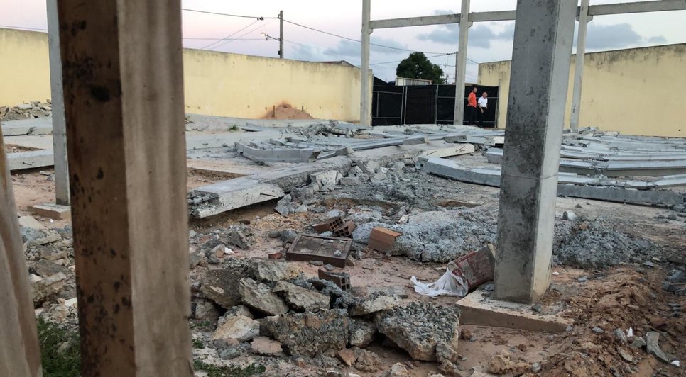 TETO DESABA NO COLÉGIO SANTA MARIA / Foto: Leonardo Barreto/TV Atalaia