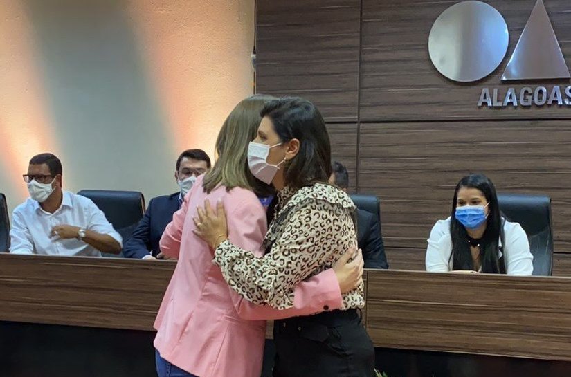 Prefeita Marcela Gomes é agraciada com Prêmio Destaque 2021 por sua gestão em Novo Lino