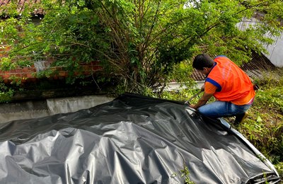 Prefeitura de Santana do Mundaú instala lonas de contenção em áreas de risco