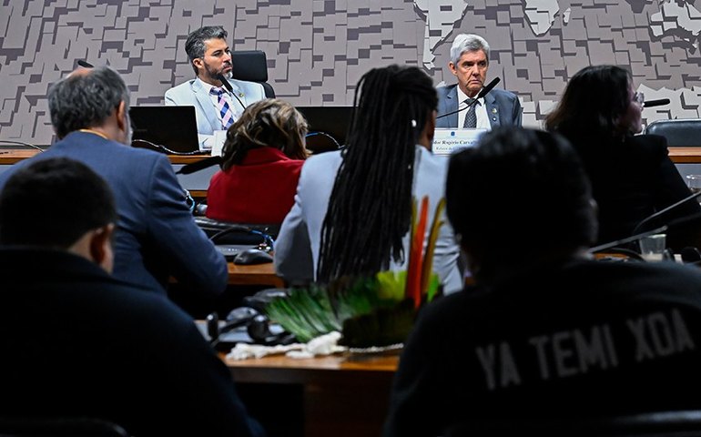 Mineração em terras indígenas deve ouvir comunidades, dizem debatedores