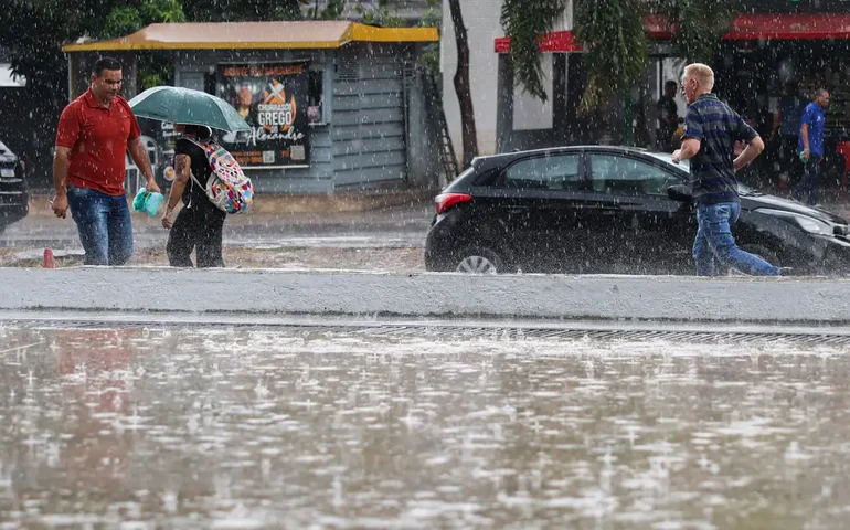 Chuva intensas no RJ deixam Centro Histórico de Petrópolis alagado e desalojados em Angra