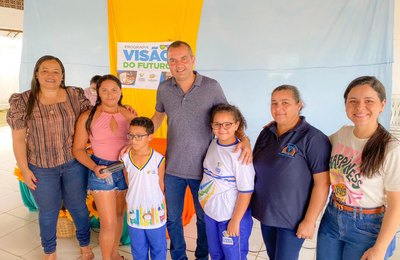 Prefeito de Campo Alegre entrega óculos do Visão de Futuro no povoado Chã da Imbira