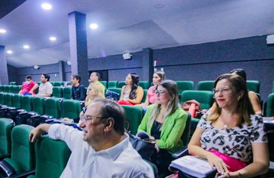 Prefeito Luciano participa da aula de encerramento do curso da nova lei de licitação para servidores