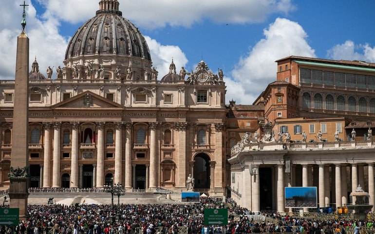 Vaticano registra fumaça branca; novo papa é eleito
