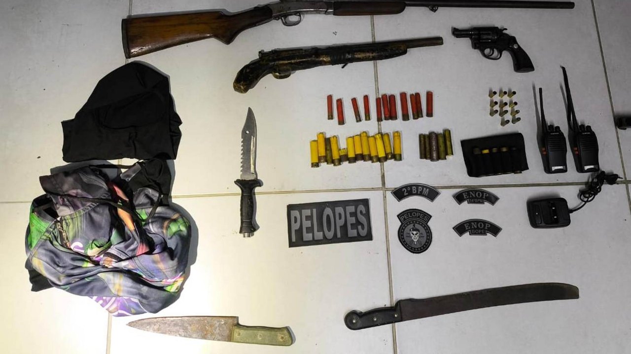 PM apreende armamentos e munições com dupla suspeita de homicídio em Murici