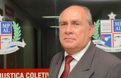 MPE recomenda suspensão de cobrança de taxa de livro em escola bilíngue de Maceió