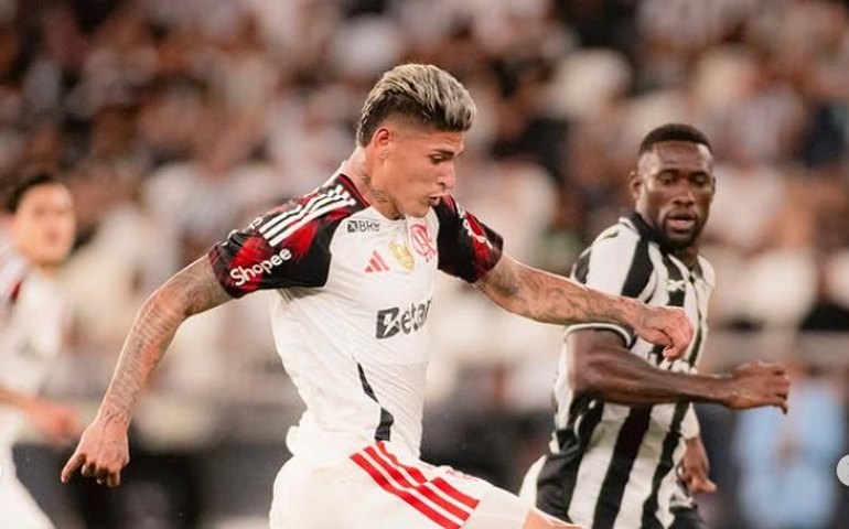 Flamengo vence Botafogo, chega a 10 vitórias em 11 jogos no Nilton Santos e afunda rival na crise