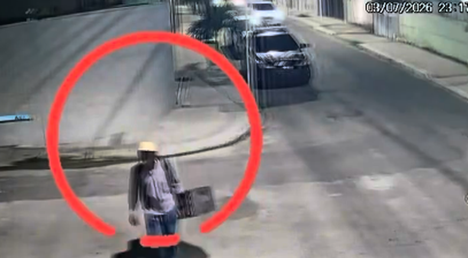 Câmeras de segurança flagraram momento em que homem se aproxima do estabelecimento