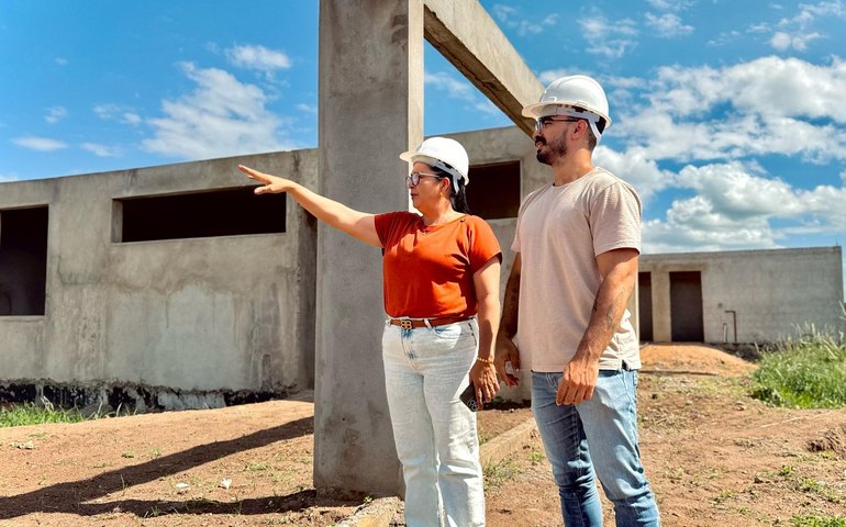 Edilza Alves visita canteiro de obras onde está sendo construída uma moderna escola em Lagoa da Canoa