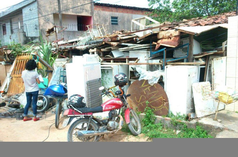 Slum realiza operação em casa de acumulador de lixo