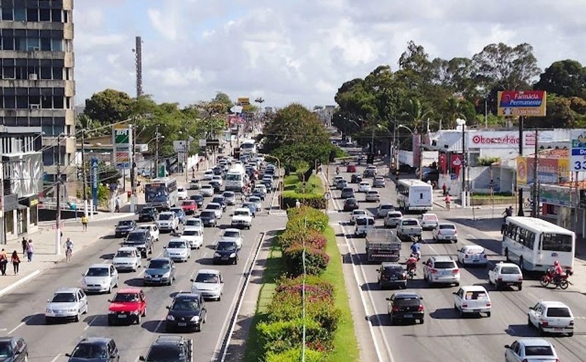 Em um ano, preço da gasolina cai 25% em Maceió