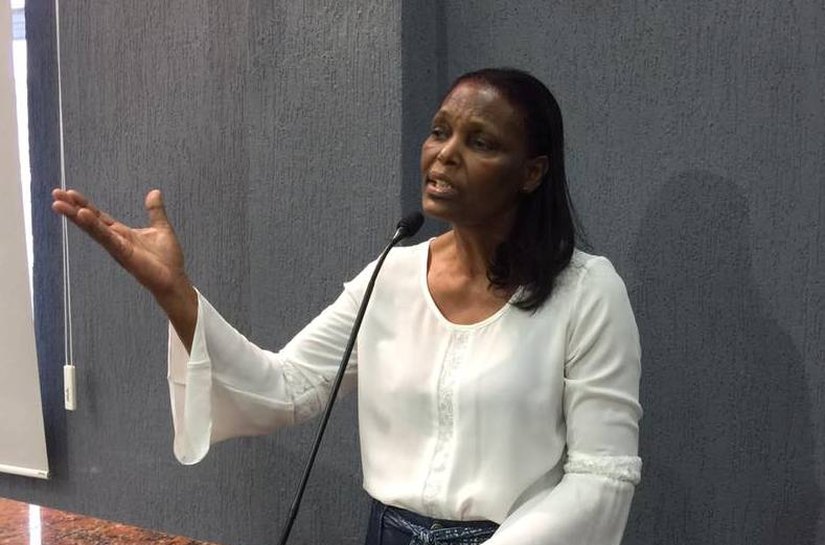 Fátima Santiago reivindica pavimentação asfáltica para ruas de bairro de Maceió