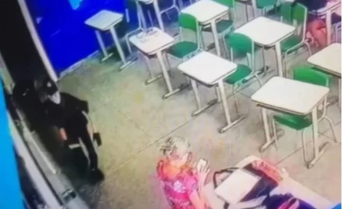 Uma câmera de monitoramento registrou o estudante atacando a professora Elisabeth Tenreiro