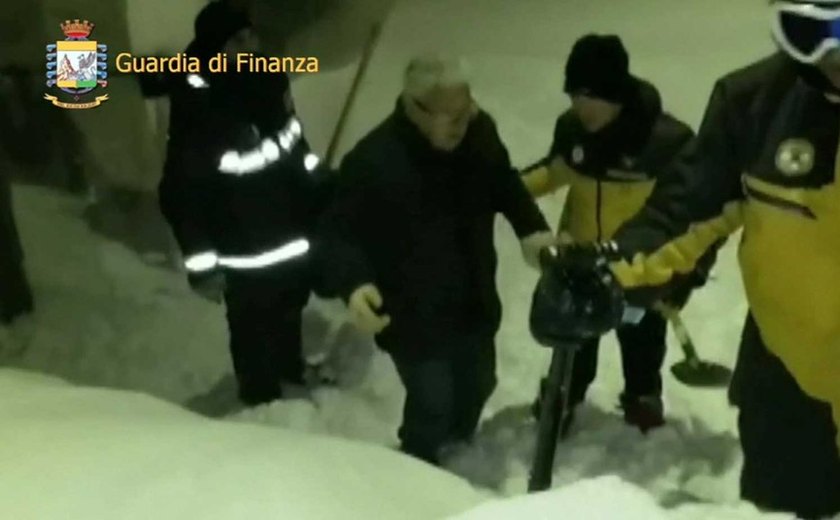 Equipes de resgate enfrentam nevasca para chegar a hotel soterrado na Itália; assista