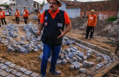 Prefeito Gilberto Gonçalves vistoria obras de drenagem e pavimentação na parte alta de Rio Largo