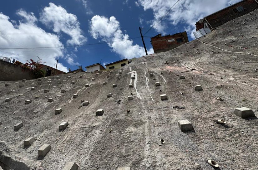 Prefeitura realiza obras simultâneas em sete encostas de Maceió