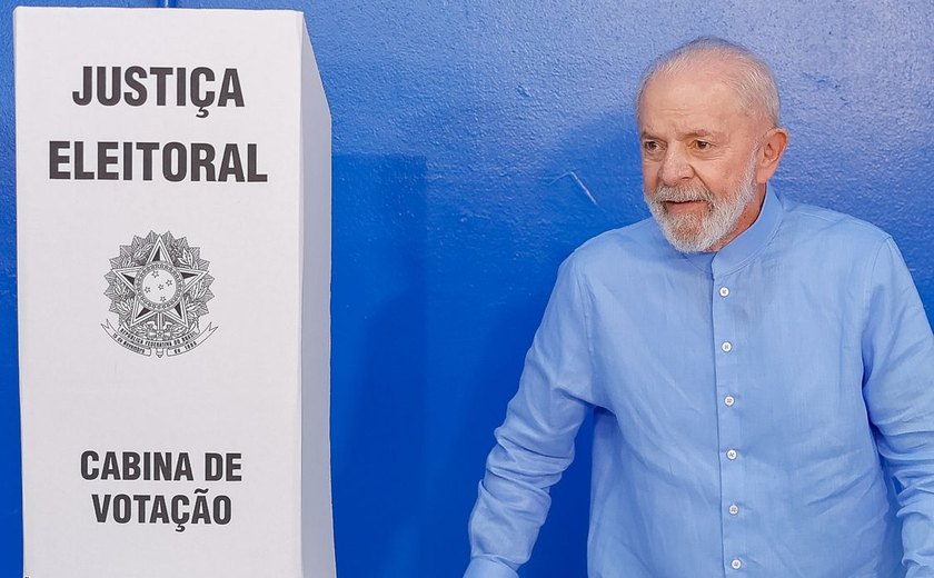 Lula vota em São Bernardo e diz que é hora de 'corrigir erros'