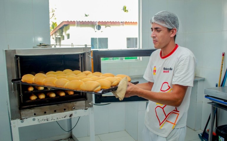 Secretaria de Educação de Penedo volta a produzir pães para merenda escolar
