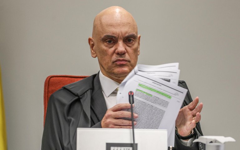 Moraes inclui posts e entrevistas de Eduardo Bolsonaro em ação que apura obstrução de justiça