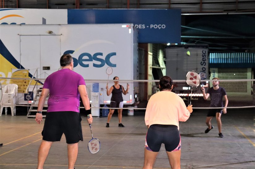 Projeto Esporte Para Todos disponibiliza aulas gratuitas de vôlei e badminton