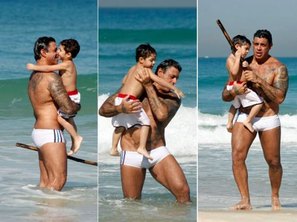 Alexandre Frota e Enzo se divertem na praia