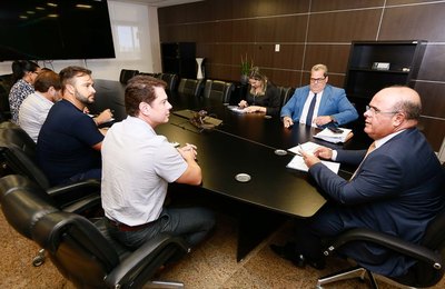 Fernando Tourinho dialoga com construtora responsável pela reforma do Fórum de Coruripe