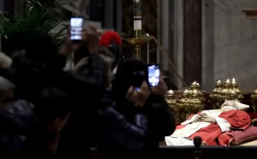 Velório de Bento XVI na Basílica de São Pedro reúne milhares de fiéis