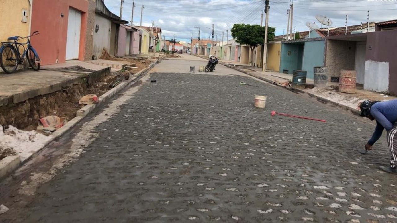 Prefeitura realiza obra de calçamento em ruas do Bairro Cavaco