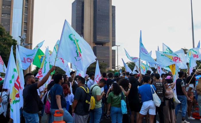 Estudantes fazem ato no Banco Central pela queda na taxa de juros