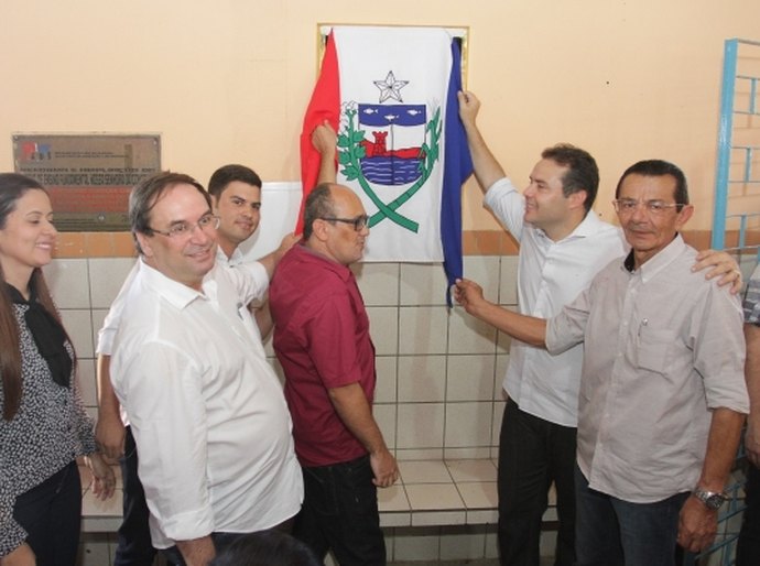 Lagoa da Canoa festeja entrega da Escola N. S. da Conceição