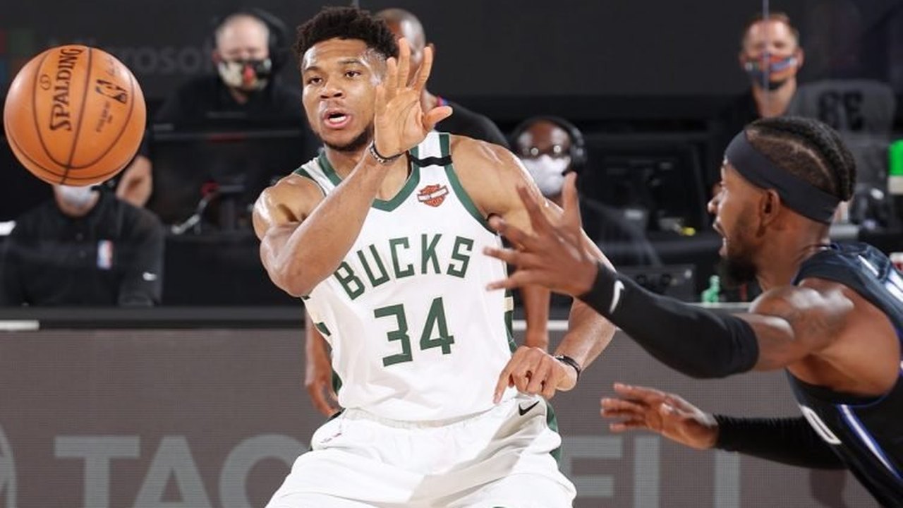 Com grande atuação de Antetokounmpo, Bucks ganham e viram série contra o Magic