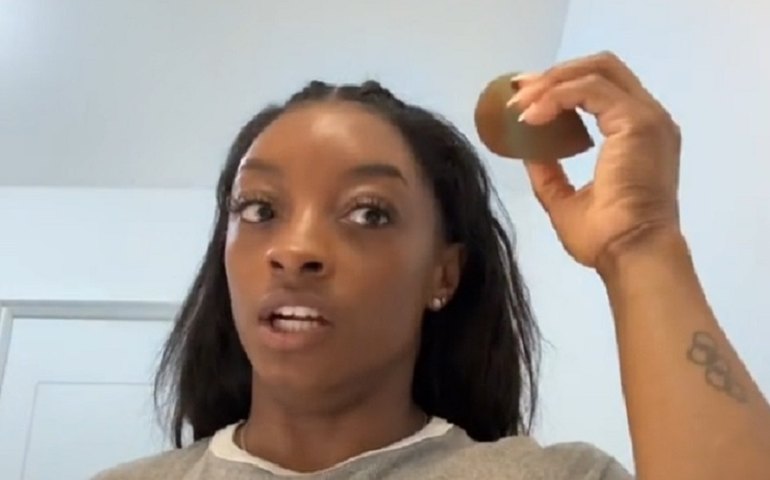 Simone Biles rasga elogios a Rebeca Andrade, no TikTok, antes da final do salto