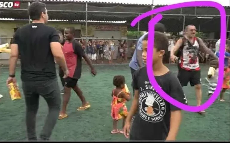 Homem com fuzil aparece em vídeo de Páscoa do Vasco; clube tirou vídeo do ar