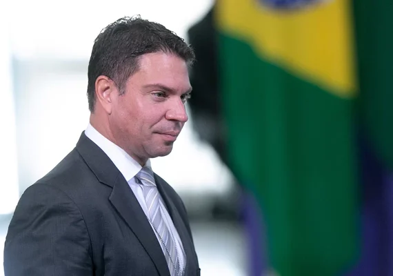 Apoiadores de Ramagem compartilham foto comparando postura do candidato e de Paes durante culto em igreja de Michelle Bolsonaro