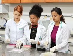 Pesquisadoras no Laboratório da Uesb.jpg 