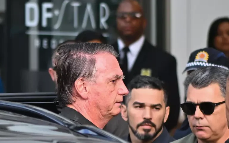 Após condenação, Bolsonaro vai a hospital sob escolta