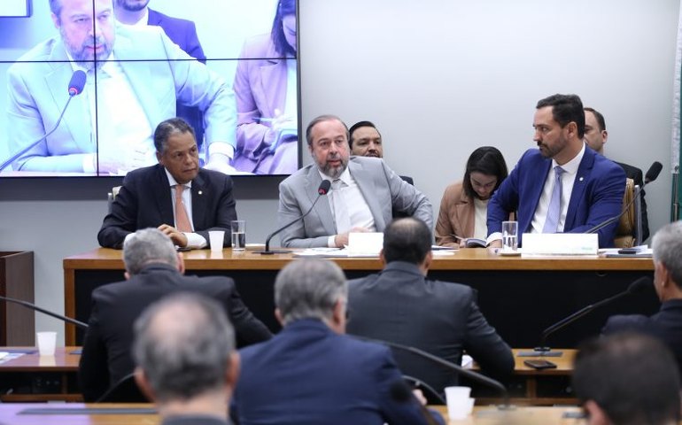 Ministro anuncia medida provisória para limitar encargo na conta de luz