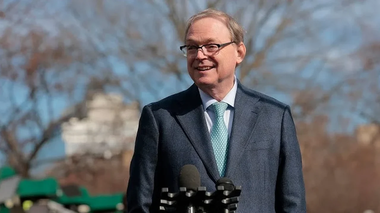 Hassett diz que EUA não irá interferir nas operações da Intel e que Fed está atrasado em cortes