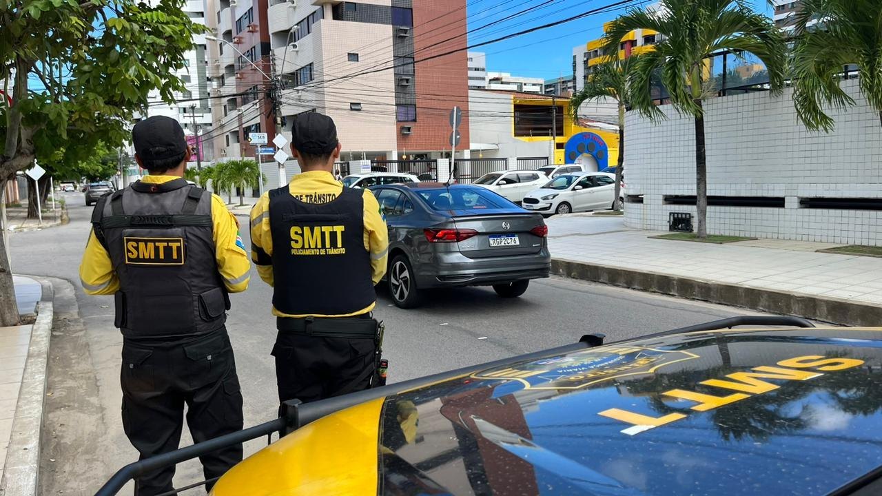 DMTT inicia fase educativa de proibição de estacionamento em via da Jatiúca
