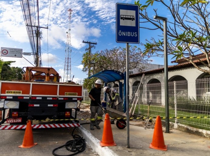 Prefeitura de Maceió reforça iluminação em pontos de ônibus de grande circulação