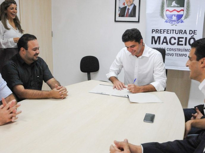 Prefeito Rui Palmeira sanciona Lei de Transferência de Praças de Táxi