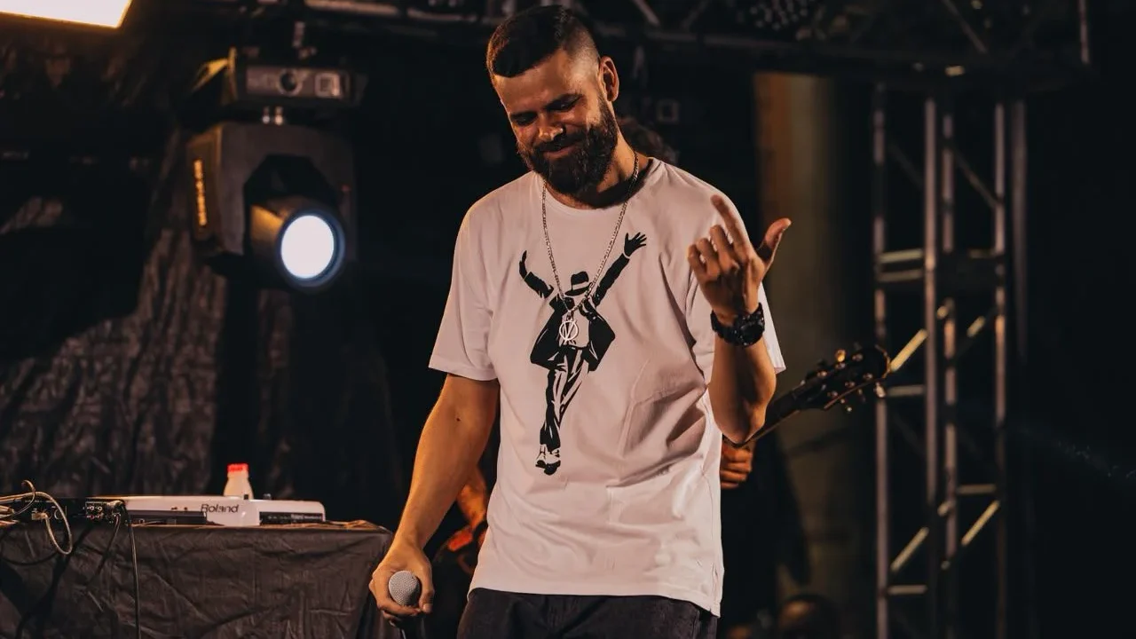 Refrãos: Vitor Pirralho lança álbum experimental que transforma rascunhos musicais em obra final e propõe reflexão sobre a cultura da pressa