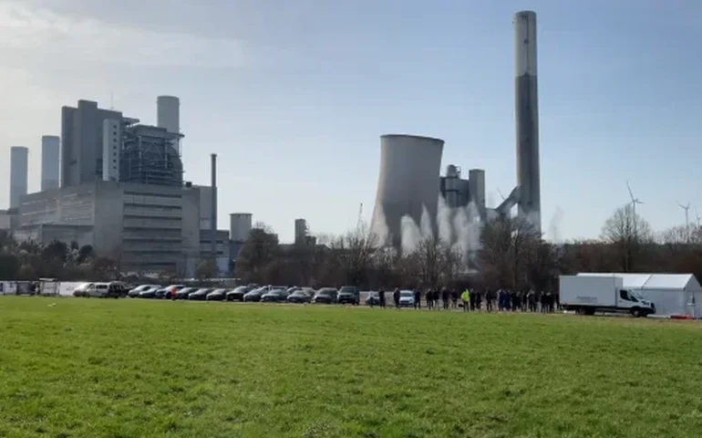 Torre de resfriamento gigantesca desmorona após ser demolida com explosivos