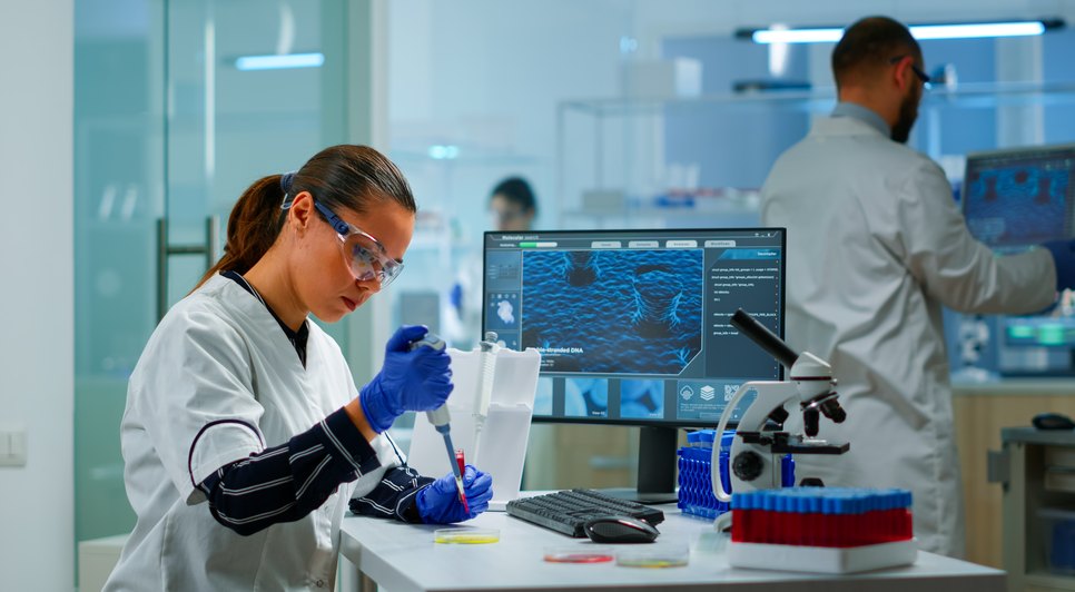 scientist-in-modern-equipped-medical-laboratory-examinining-drug-discovery-with-micropipette-medical-stuff-examining-vaccine-evolution-using-high-tech-and-technology-researching-treatment-developmen / Foto: <a href="https://br.freepik.com/fotos-gratis/cientista-em-um-moderno-laboratorio-medico-equipado-examinando-a-descoberta-de-drogas-com-micropipeta-material-medico-examinando-a-evolucao-da-vacina-usando-alta-tecnologia-e-tecnologia-pesquisando-tratamento-d