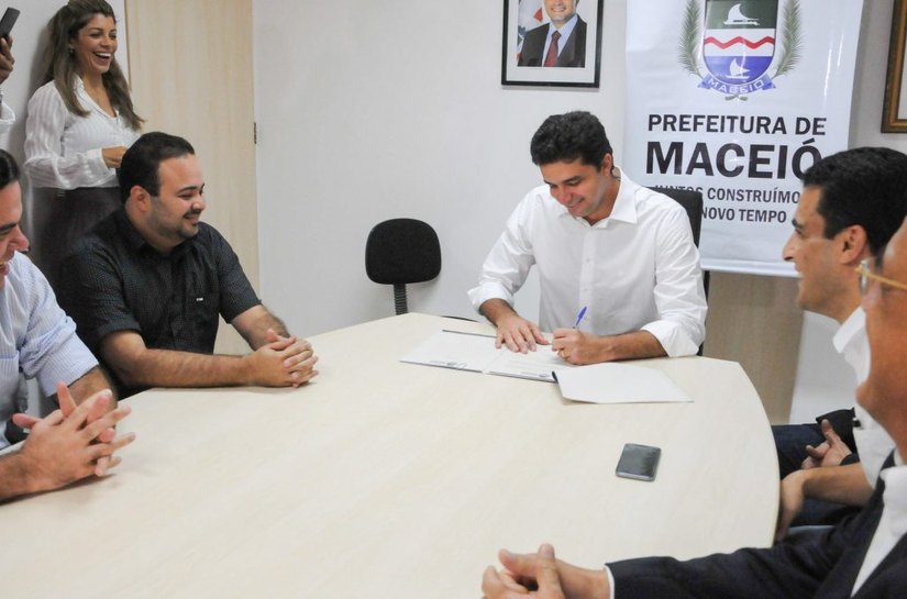 Prefeito Rui Palmeira sanciona Lei de Transferência de Praças de Táxi
